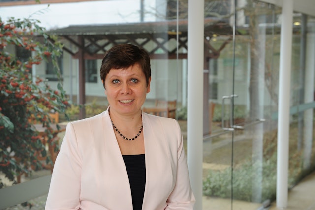 Yelena Kalyuzhnova002 75e5pfilw